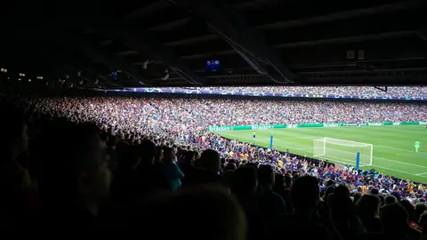 Las nuevas generaciones están cambiando por completo la manera de consumir eventos deportivos / Fikri rasyid