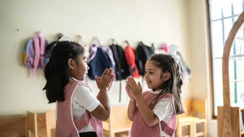 El planteamiento busca priorizar el bienestar emocional y el equilibrio entre escuela y tiempo libre. / iStock