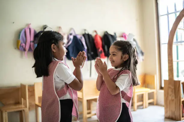 El planteamiento busca priorizar el bienestar emocional y el equilibrio entre escuela y tiempo libre. / iStock