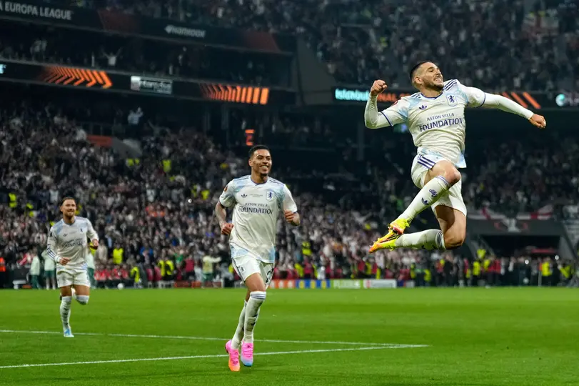 Jugadores de Aston Villa en celebración en la Final de Europa League contra Friburgo | AP
