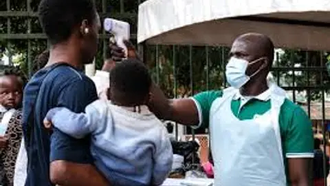 El ébola se transmite por contacto directo con fluidos corporales, recordaron autoridades sanitarias. / AP