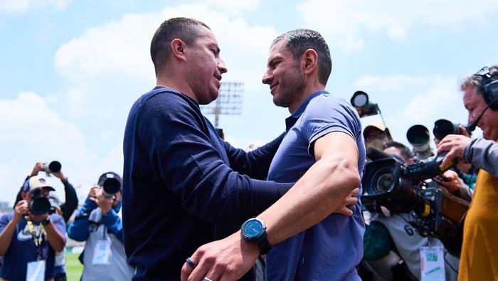 Efraín Juárez y Jaime Lozano en partido de Pumas y Pachuca en la Liga MX | MEXSPORT