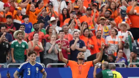Cody Gakpo celebrando ante Suecia l AP