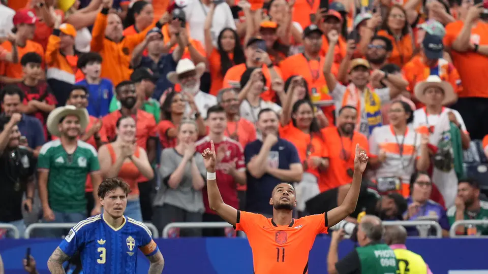 Cody Gakpo celebrando ante Suecia l AP