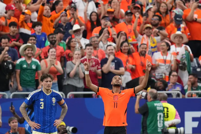 Cody Gakpo celebrando ante Suecia l AP