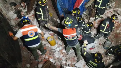 VIDEO: Rescatan a mujer tras derrumbe en la colonia Roma; una persona más seguiría entre los escombros