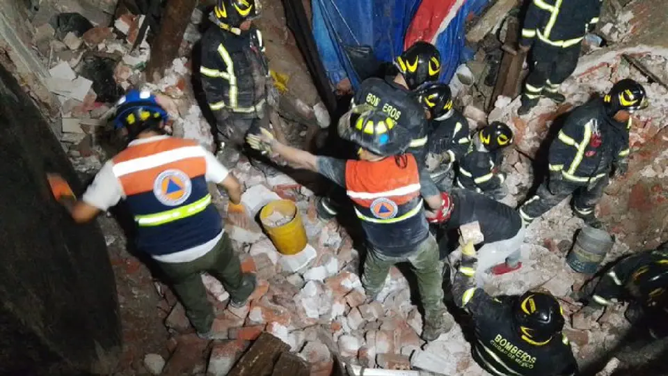 VIDEO: Rescatan a mujer tras derrumbe en la colonia Roma; una persona más seguiría entre los escombros