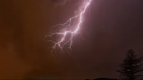 La descarga eléctrica fue de tipo Nube-Tierra, considerada una de las más peligrosas / Magnific