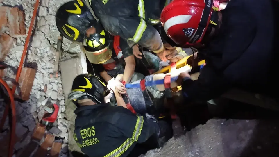 El Heroico Cuerpo de Bomberos trabaja en la zona para encontrar a una personas más / Redes Sociales