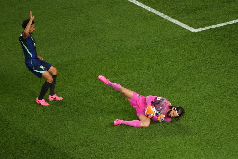 Alisson con el el control del balón ante Haití l AP