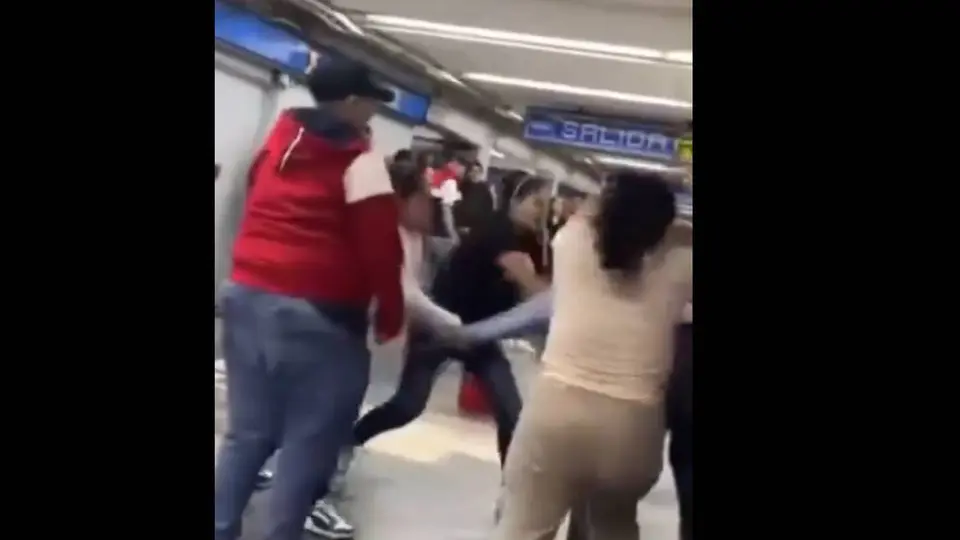 Usuarios del Metro presenciaron el momento y se alejaron para evitar quedar en medio del conflicto. / RS