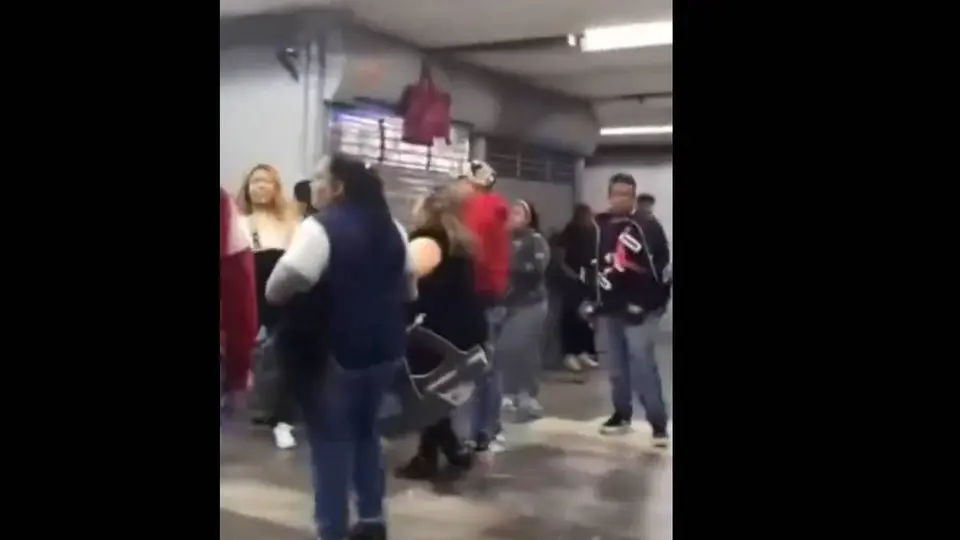 En la grabación se observa a varias personas involucradas en una riña en la estación Cuatro Caminos. / RS