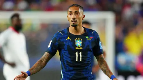 Raphinha sale lesionado antes del descanso del Brasil vs Haití