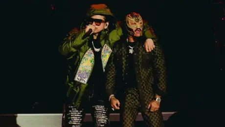 Rey Mysterio aparece por sorpresa en el show de Fuerza Regida en Petco Park