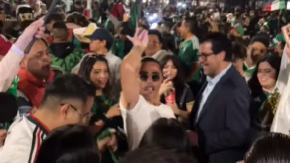 Salt Bae, el famoso chef turco, en el Ángel de la Independencia l CAPTURA