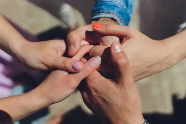 ¿Abrir una relación significa que el amor ya no es suficiente? / iStock