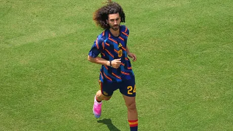 Así fue captado Cucurella enterrando objeto extraño en la cancha previo a la Final ante Argentina