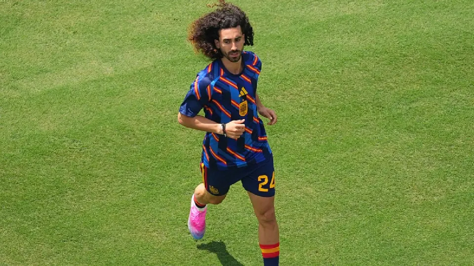 Así fue captado Cucurella enterrando objeto extraño en la cancha previo a la Final ante Argentina