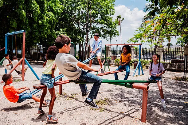 La nueva estrategia plantea limitar el uso de teléfonos durante los descansos para fomentar actividades presenciales en las escuelas./@pixabay