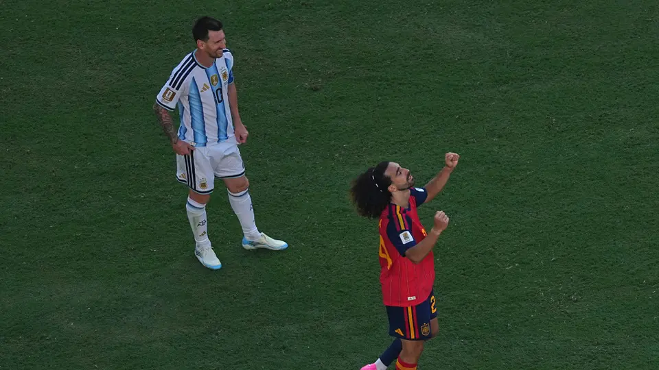Cucurella y Messi l AP