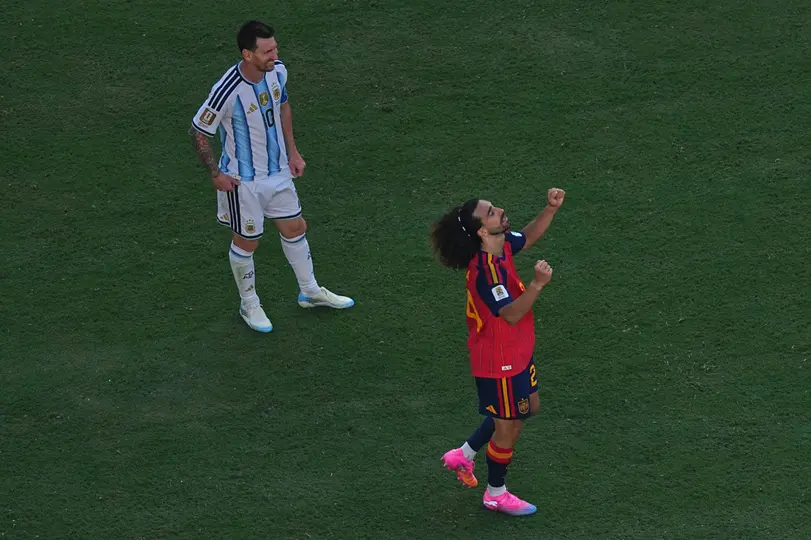 Cucurella y Messi l AP
