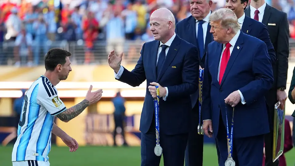 El polémico gesto de Messi a Infantino tras la Final del Mundial 2026 que incendia las redes