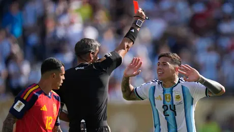 Argentina iguala a Brasil como la selección con más tarjetas rojas en la historia de los Mundiales