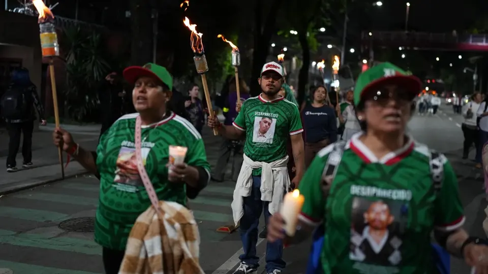 Las manifestaciones incluyeron marchas, mítines y las llamadas "cascaritas por la memoria" en distintos puntos de la Ciudad de México./ AP