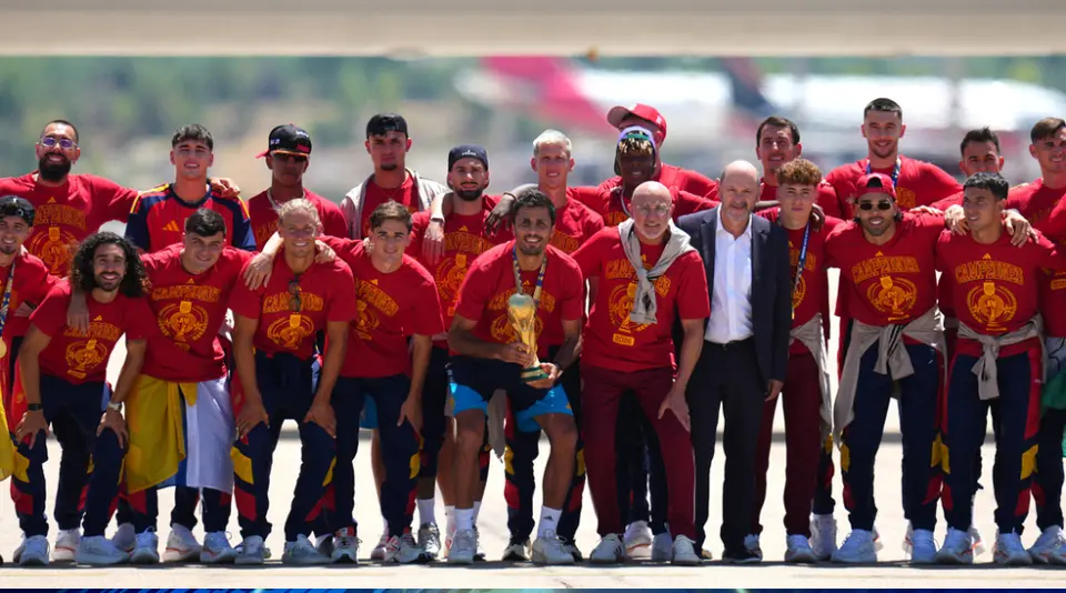España ya está en casa con el trofeo del Mundial 2026 l AP