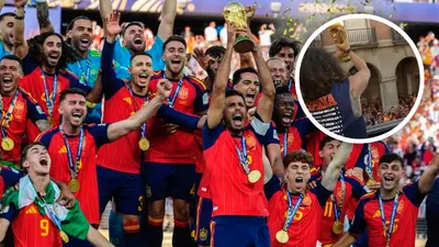 ¡Casi infarta a España! Cucurella amagó con lanzar la Copa del Mundo a la afición en pleno festejo