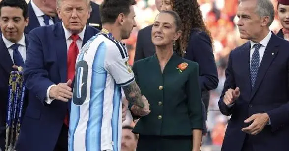 La presidenta de México estuvo presente en el partido entre España y Argentina, aprovechando el evento para sostener encuentros con líderes y funcionarios de otros países./@sinaloahoy