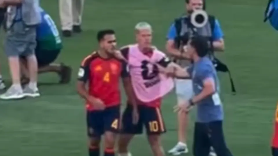 Ratón Ayala golpea a Dani Olmo | CAPTURA DE PANTALLA