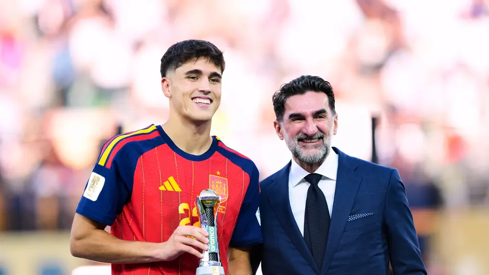Pau Cubarsí, jugador de España | IMAGO7