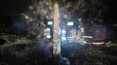 Disturbios en el Obelisco tras la Final del Mundial: policía dispersa a aficionados argentinos con balas de goma y carros hidrantes