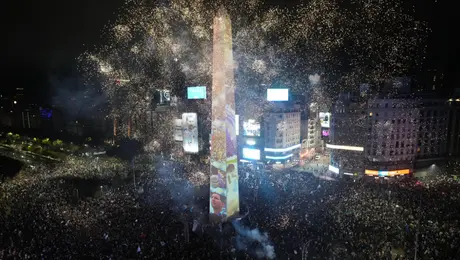 Disturbios en el Obelisco tras la Final del Mundial: policía dispersa a aficionados argentinos con balas de goma y carros hidrantes