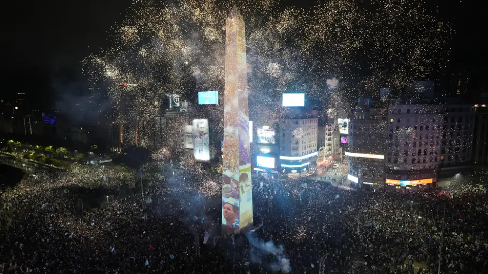 Disturbios en el Obelisco tras la Final del Mundial: policía dispersa a aficionados argentinos con balas de goma y carros hidrantes