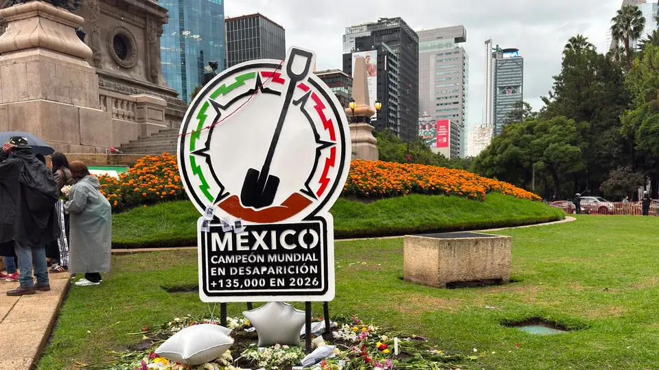 Los colectivos insistieron en que la crisis de desapariciones en México no podía quedar fuera de los reflectores durante la máxima fiesta del futbol./ Gerogina Sánchez