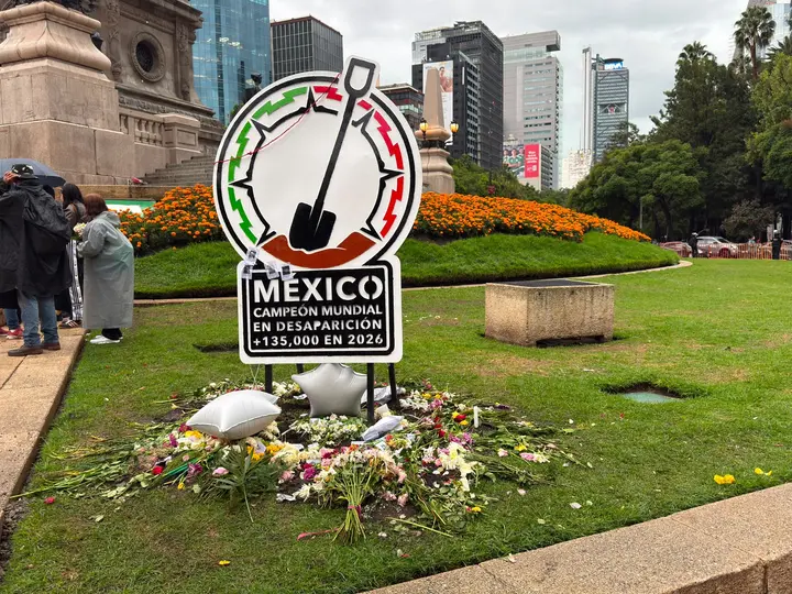 Los colectivos insistieron en que la crisis de desapariciones en México no podía quedar fuera de los reflectores durante la máxima fiesta del futbol./ Gerogina Sánchez