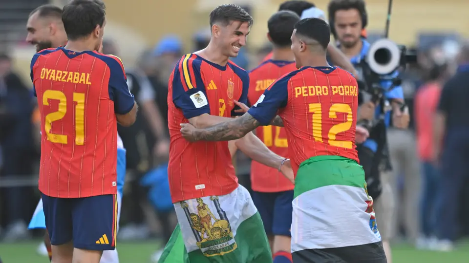 Pedro Porro festeja con Fabián Ruíz la obtención de la Copa del Mundo | IMAGO7
