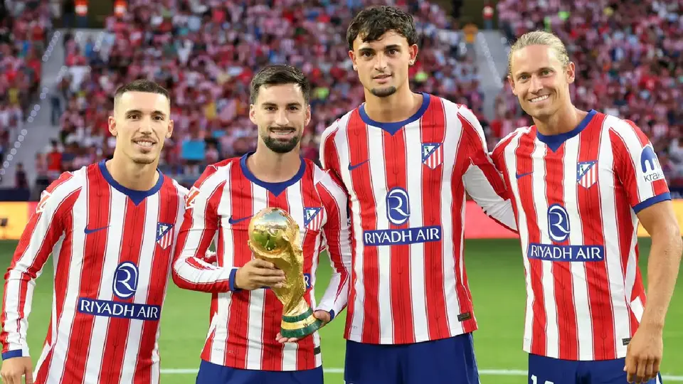 El Metropolitano rinde homenaje a sus campeones del mundo