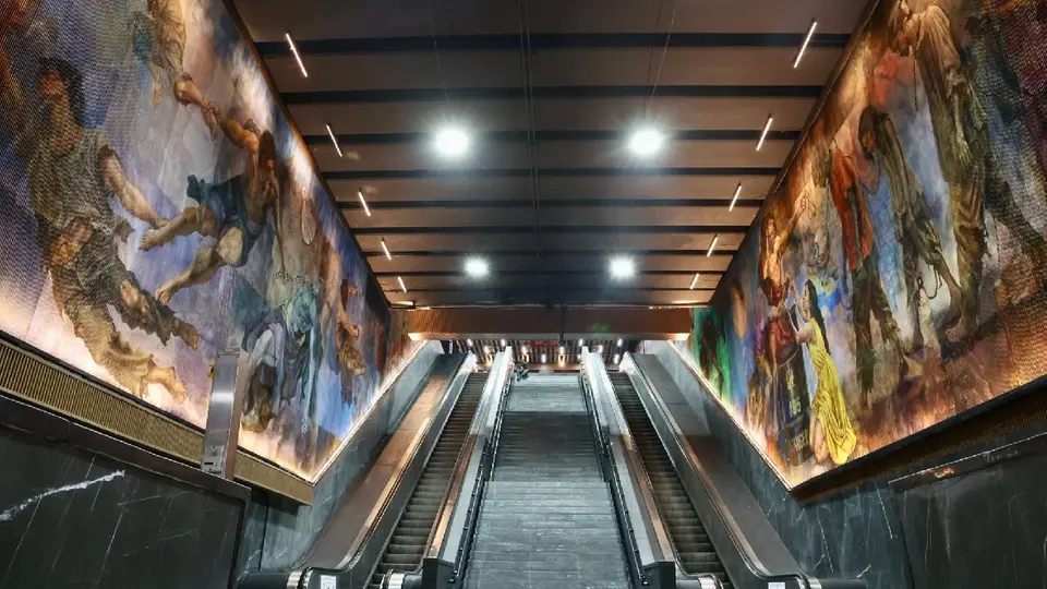 La obra busca acercar el arte a espacios cotidianos como el Metro / FB: @ClaraBrugadaM