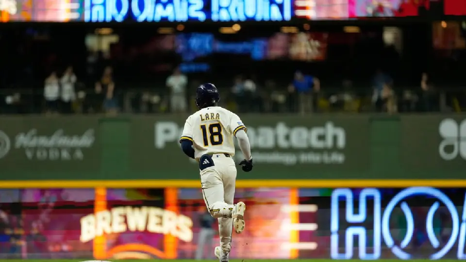 Luis Lara con Brewers | AP