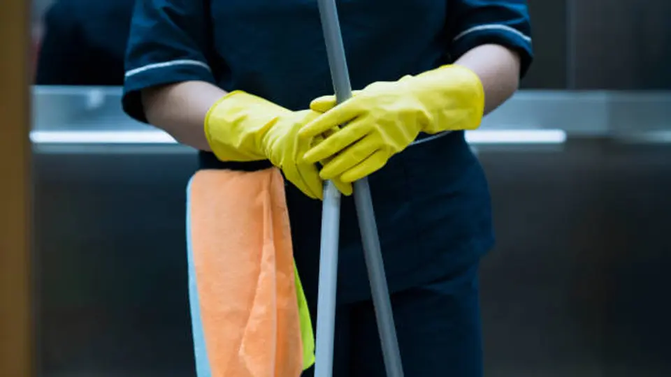 ¿Cuánto se le paga a una trabajadora del hogar por 16 horas semanales en agosto 2026?