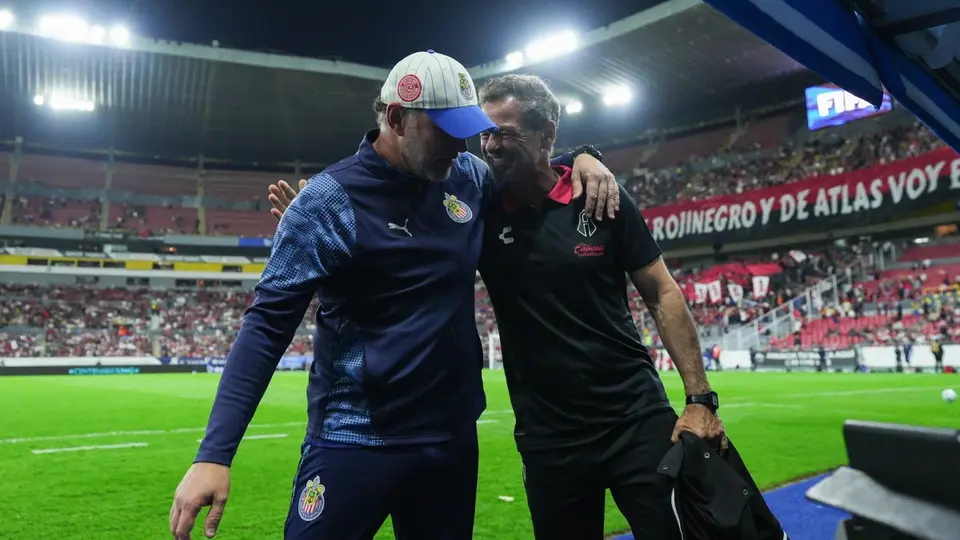 Gabriel Milito y Diego Cocca en un partido de Chivas contra Atlas | IMAGO 7