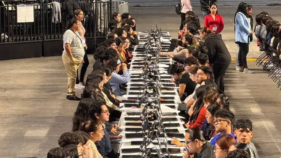 Aspirantes a licenciatura acudieron al Palacio de los Deportes para presentar el examen de control convocado por la UNAM. / UNAM