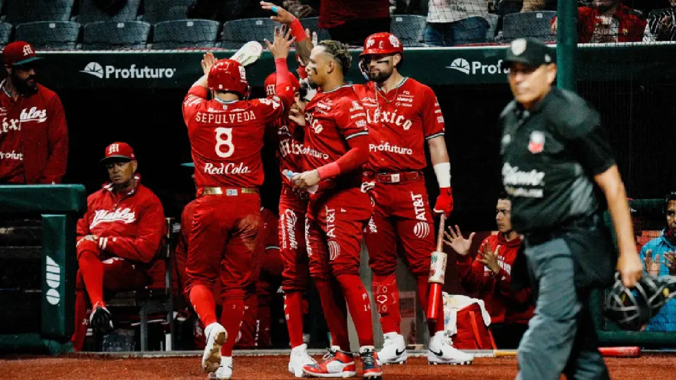 diablos Rojos celebrando una carrera ante los Pericos de Puebla | IMAGO7