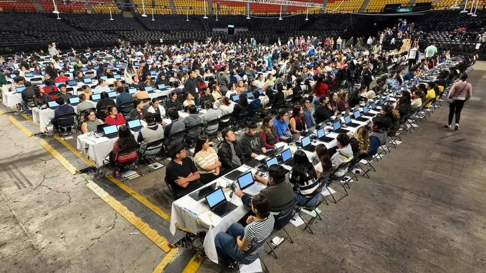 La UNAM detectó casos de aspirantes que intentaron utilizar sus teléfonos celulares durante la aplicación del examen. / UNAM