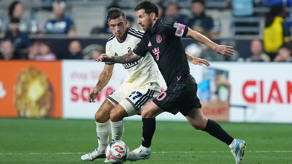 Lionel Messi encarando a jugadores del Philadelphia Union | AP