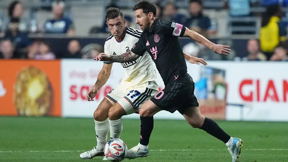 Lionel Messi encarando a jugadores del Philadelphia Union | AP