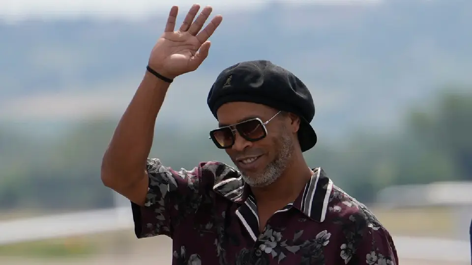 Ronaldinho llega a Italia para firmar con su nuevo club